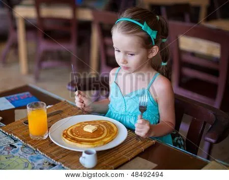 Adorable niña desayunando en el restaurante del Resort Fotos stock ...