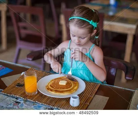 Adorable niña desayunando en el restaurante del Resort Fotos stock ...