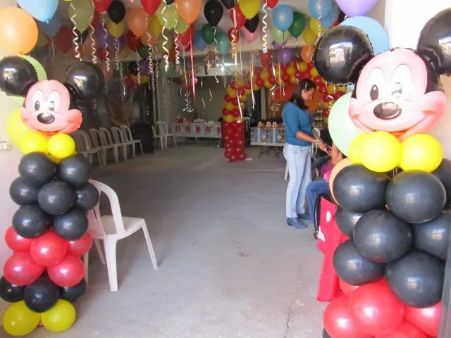Decoración de globos de Mickey Mouse para cumpleaños de 1 año - Imagui