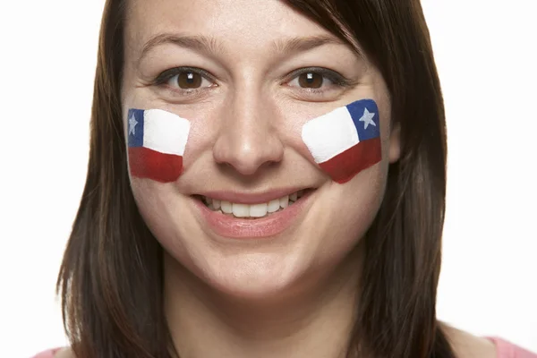 aficionado a los deportes femeninos jóvenes con bandera chilena ...