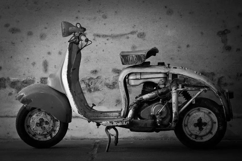 en el agua del tiempo (en blanco y negro): antigua moto Iso 150