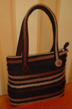 Agujas creativas de Pepa: BOLSO HECHO CON CREMALLERAS, ADORNADO ...