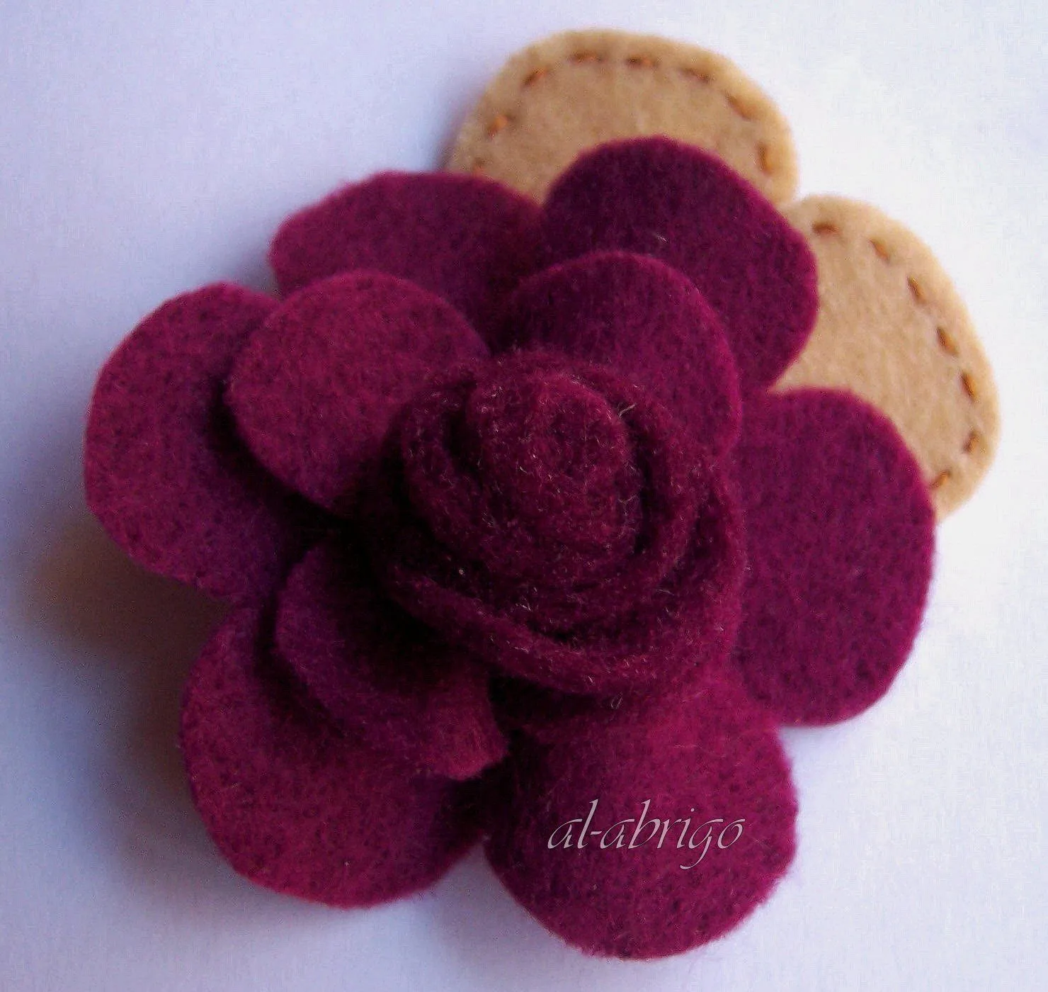 al-abrigo: broche flor de fieltro