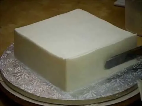 Como Alisar una Torta Cuadrada con Buttercream - YouTube