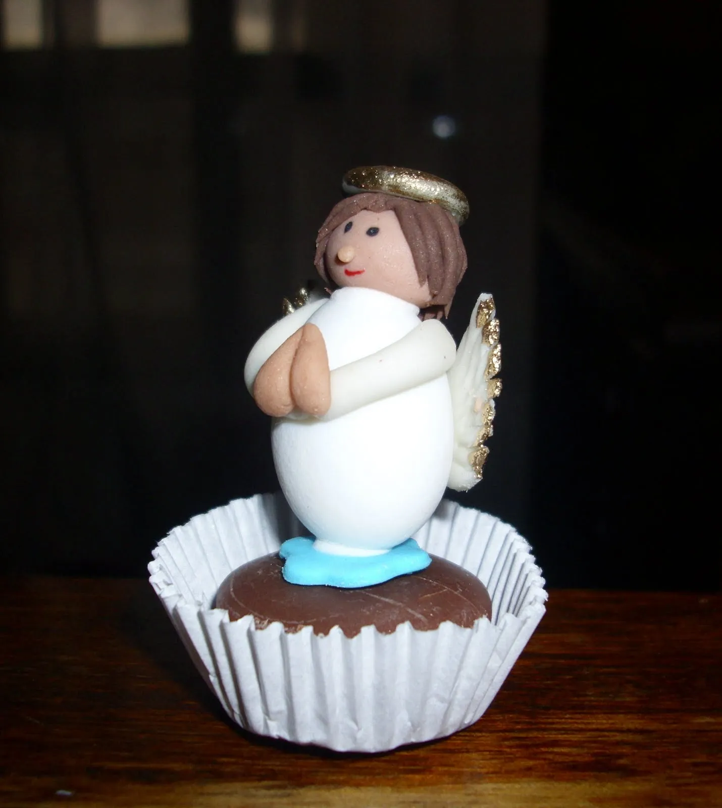  ... esta hecho en una almendra, masmelo y chocolate. Figura de Ángel