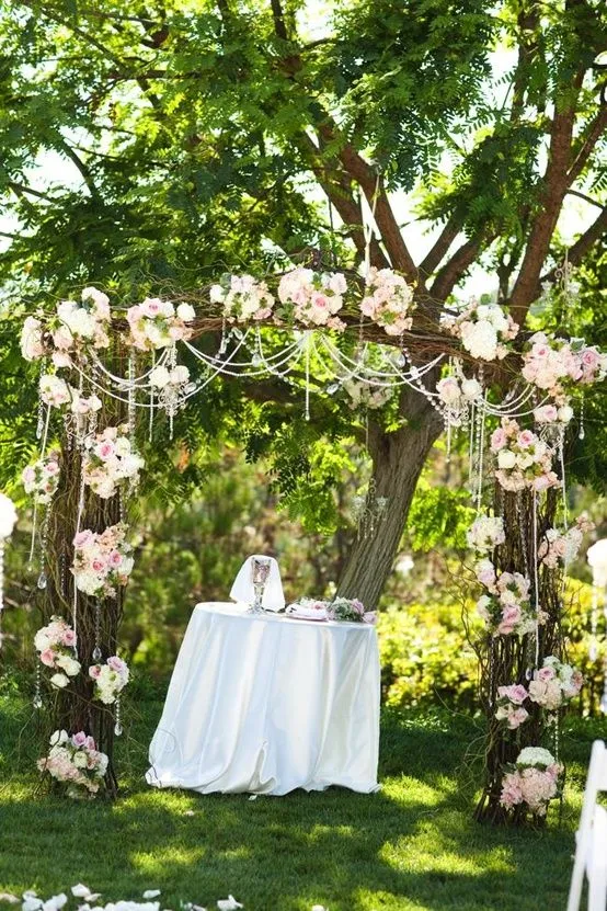 Altar de boda en un jardín | Decoración bodas | Decoración de ...