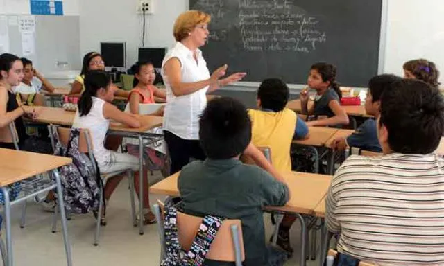 Varios alumnos asisten a clase, en una imagen de archivo. | Qué.es