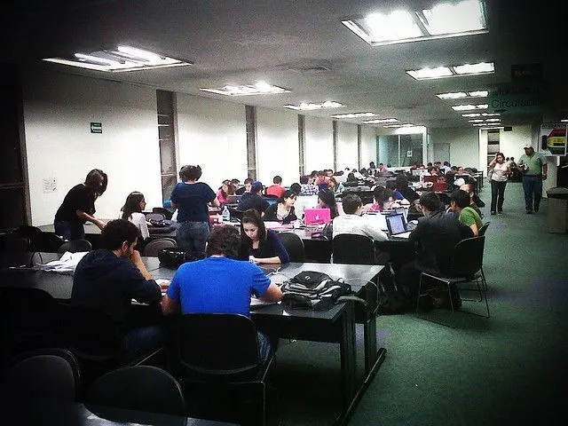 Alumnos estudiando en el 1er piso de la biblioteca de Campus ...