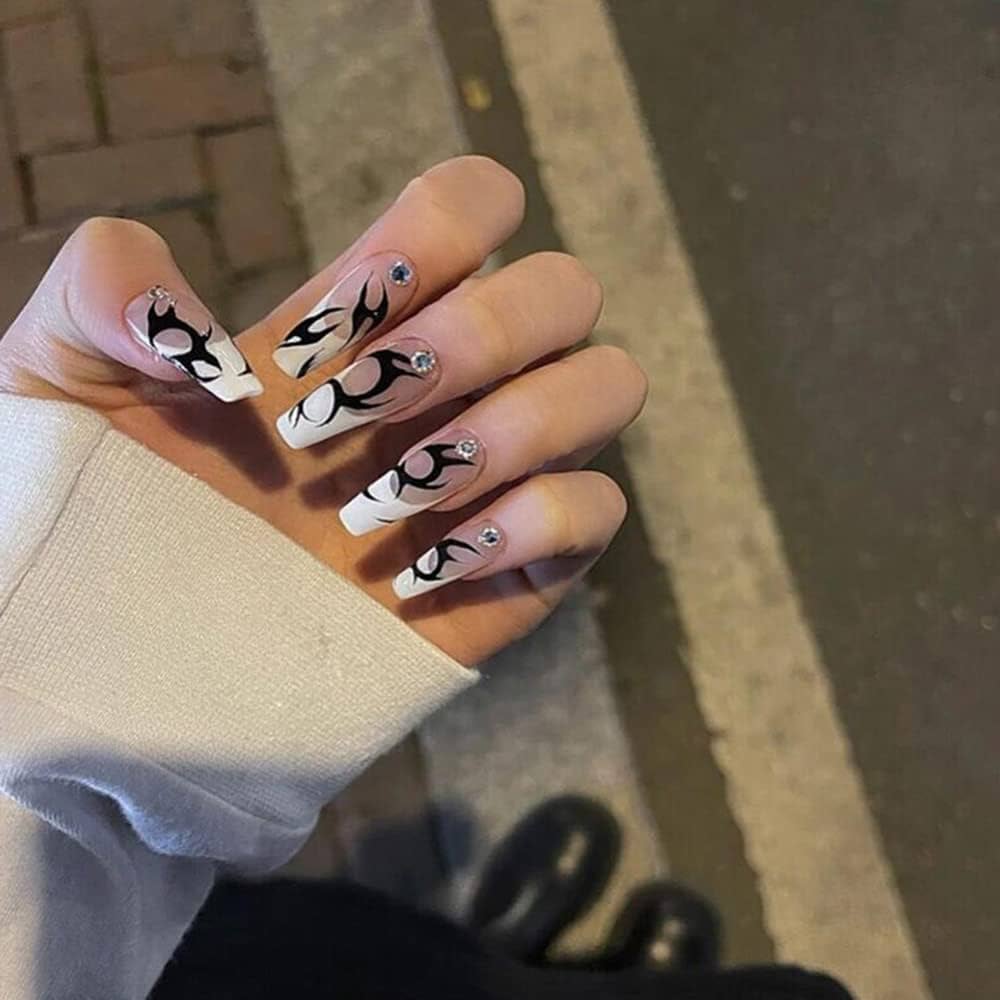 Amazon.com: 24 uñas postizas largas a presión, acrílicas, elegantes, con hermosos diseños de ballet, francesas, de flama, brillo negro y con diamantes de imitación; para mujeres y niñas : Belleza y Cuidado