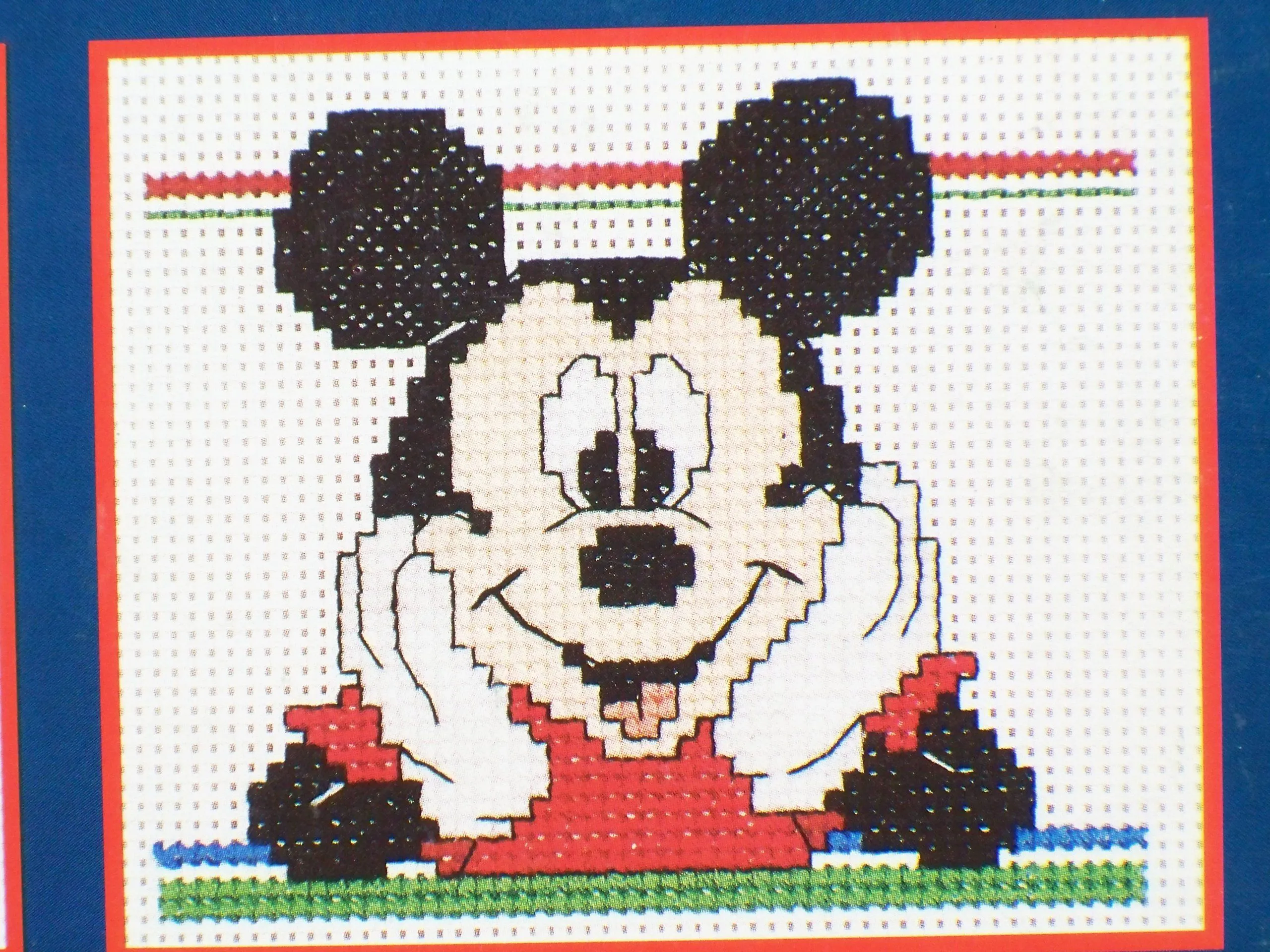 Amazon.com: OOP Mickey Unlimited - Cuaderno de patrones de punto de cruz. 27 diseños con: pato Donald; Plutón; Mickey Mouse; Minnie Mouse; Goofy; Daisy Duck : Arte y Manualidades