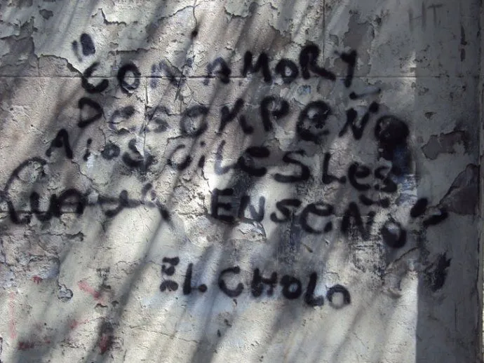 Con amor y desempeño a los giles les enseño. El Cholo - GRaFiTi - Escritos  en la calle