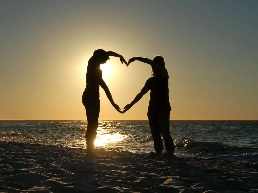 Amor de pareja formando un corazón al atardecer | Imagenes para ...