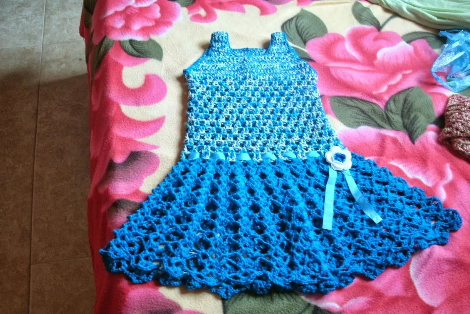 Ana Luisa y sus tejidos: Vestido tejido a crochet para niña