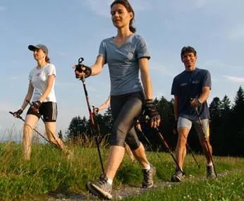 Andar, deporte sano, fácil y ameno. gente caminando con bastones ...