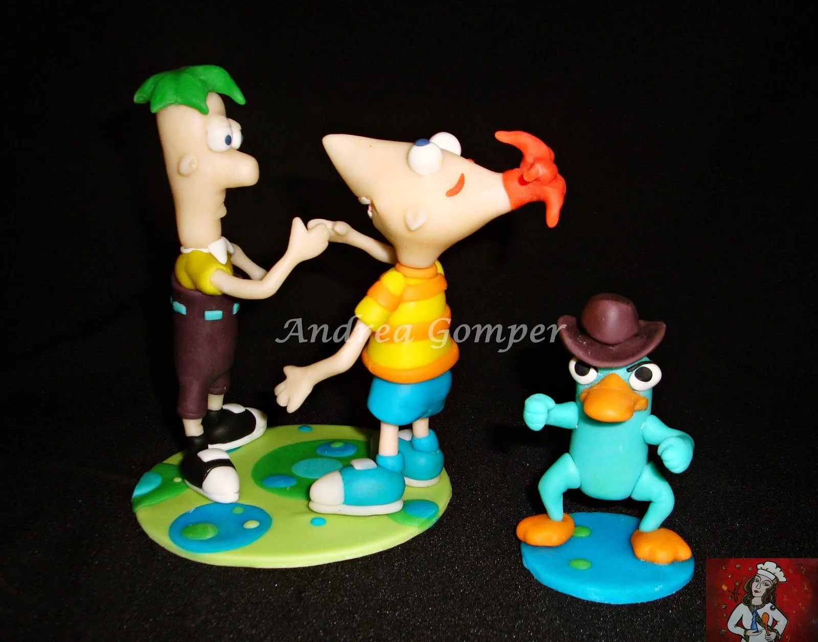 ANDREA GOMPER: PHINEAS Y FERB EN PORCELANA FRÍA