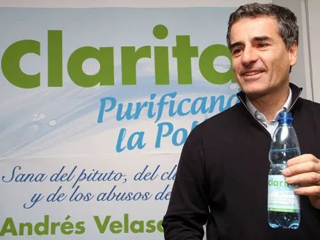 Andrés Velasco presentó su agua “Clarita” para terminar con “las ...