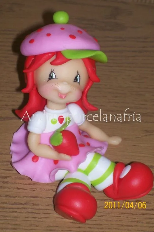 Andru Artesanías en Porcelana Fría: Frutillita