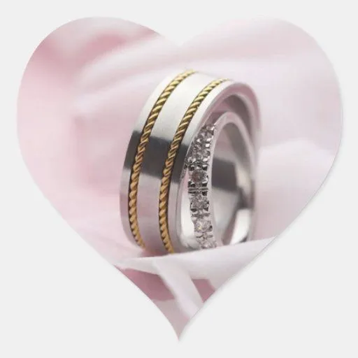 Anillos de bodas entrelazados que casan corazones etiqueta de Zazzle.