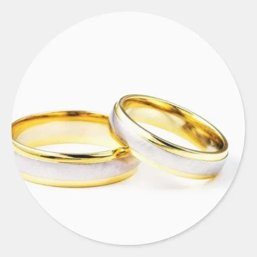 Anillos de bodas de oro en el fondo blanco pegatinas de Zazzle.