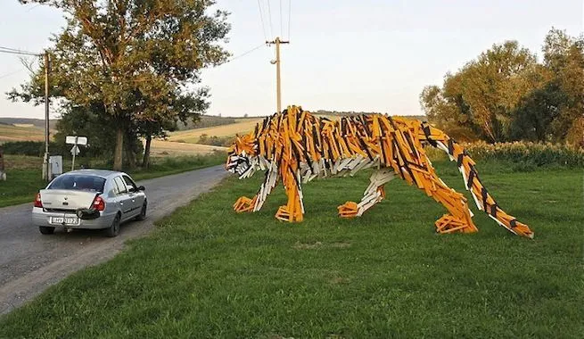 Colosal tigre hecho de madera recuperada