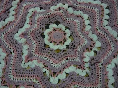 ANNA Y SU MUNDO I": "BELLO TAPETE EN VARIOS TONOS TEJIDO A CROCHET"