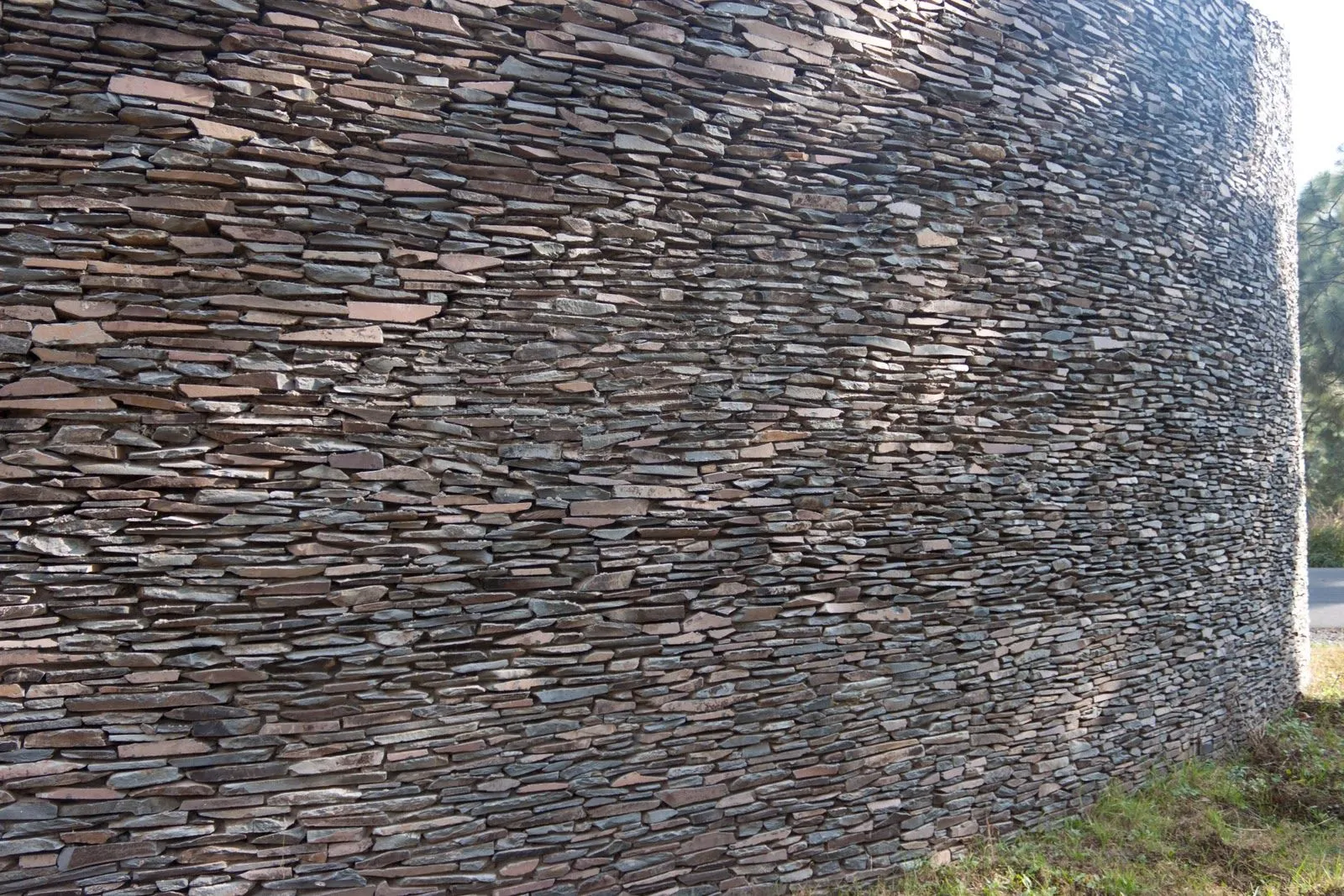 APLICACIÓN DE PIEDRA LAJA DE CUÑA EN MURO | La Piedra de Occidente