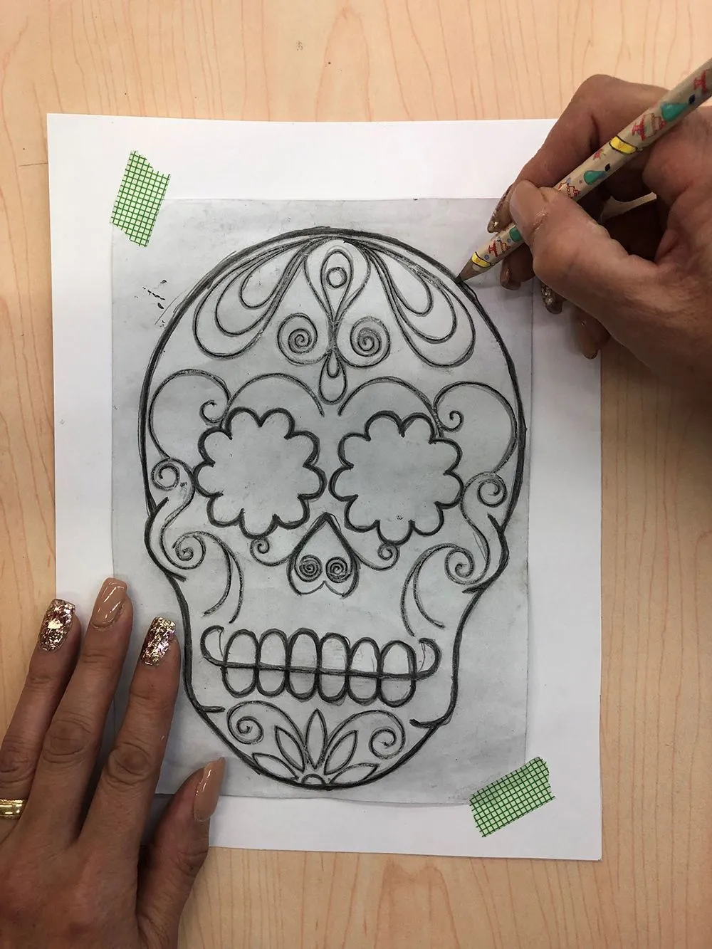 Aprende a crear coloridas calaveras de filigrana para el Día de Muertos con  esta fácil guía. Descarga el molde, elige tus colores y sigue los pasos.  ¡Una manualidad perfecta para hacer en