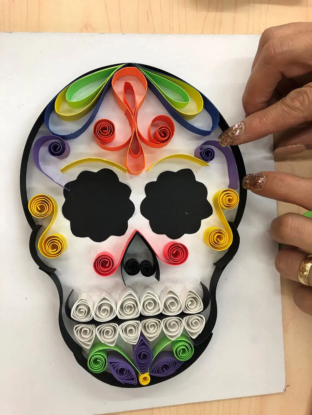 Aprende a crear coloridas calaveras de filigrana para el Día de Muertos con  esta fácil guía. Descarga el molde, elige tus colores y sigue los pasos.  ¡Una manualidad perfecta para hacer en