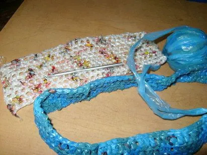 Aprende a tejer con bolsas de plástico | Aprender manualidades es ...