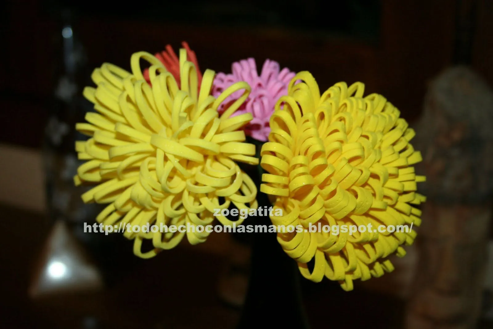 aprendiendo a hacer flores con fomy gracias a la maestra nancy