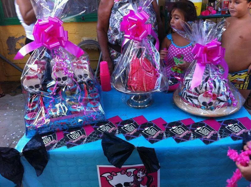 arabia cupcake: TARTA DE CUMPLEAÑO DE LAS MONSTER HIGH