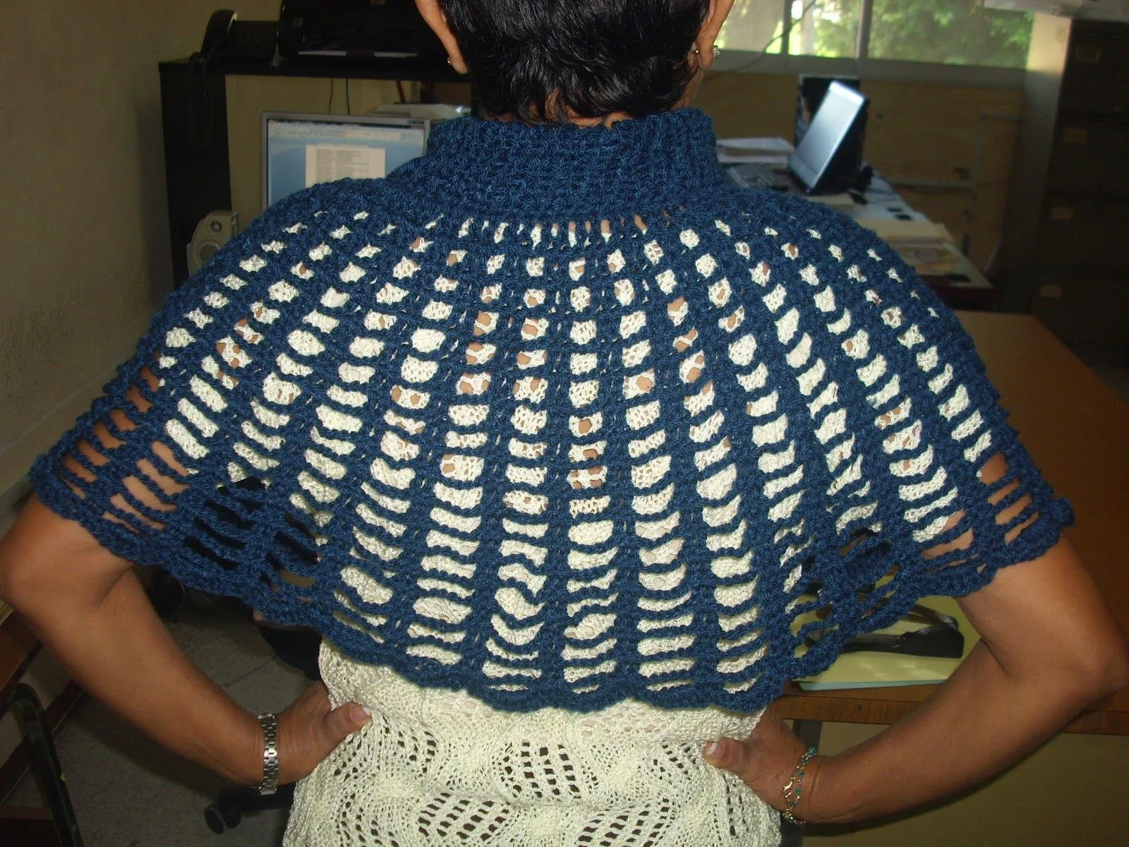 Arañito tejedor: Capa azul en crochet