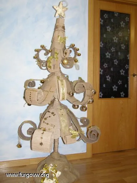 Que os parece este arbol de carton reciclado?