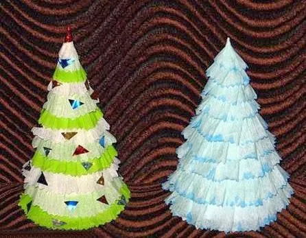 Cómo hacer un árbol de navidad con papel crepé | Solountip.