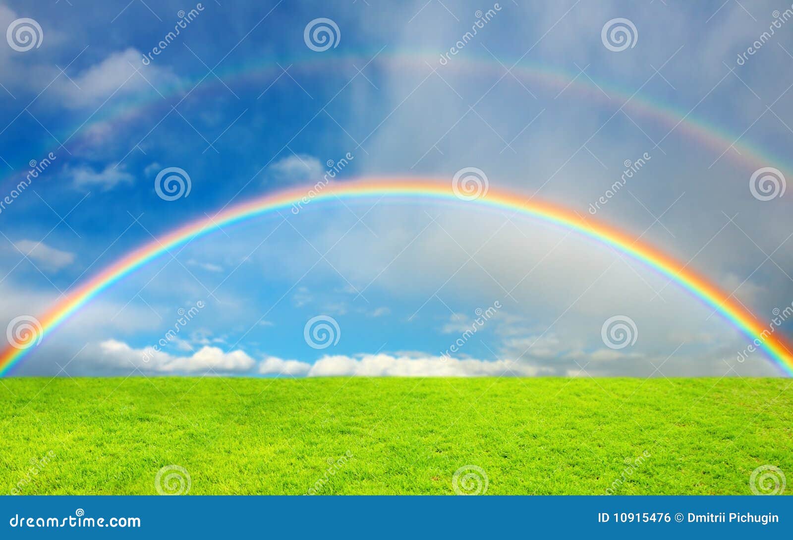 Arco Iris Sobre Campo Verde Imagen de archivo libre de regalías ...