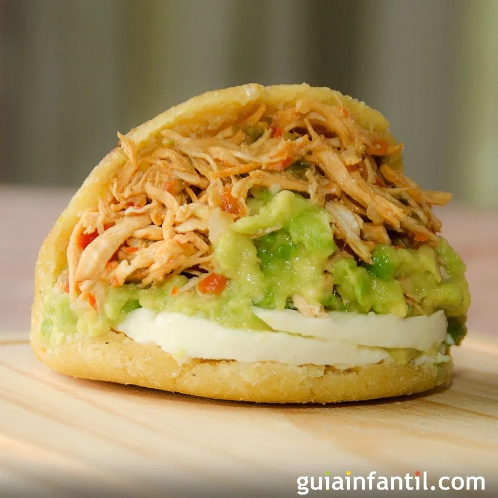 Arepas rellenas de pollo y aguacate. Receta venezolana