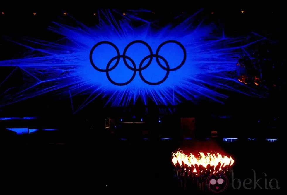 Los aros olímpicos y el pebetero durante la ceremonia de clausura ...