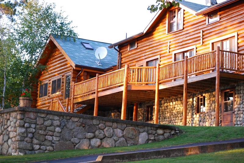 Arquitectura de Casas: Cabañas rústicas de troncos artesanales.