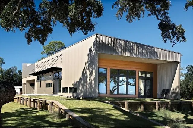 Arquitectura de Casas: Residencia contemporánea cubierta de metal.