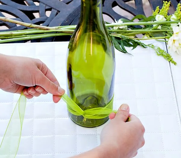 Virlova Interiorismo: [DIY] Un arreglo floral con botellas recicladas