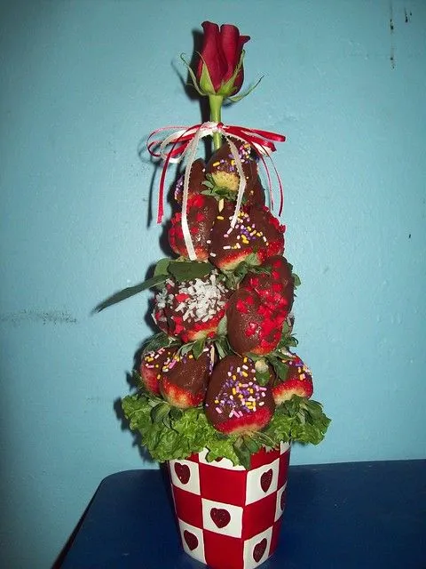 arreglo de fresas con chocolate y una rosa, tenia un globo de ...