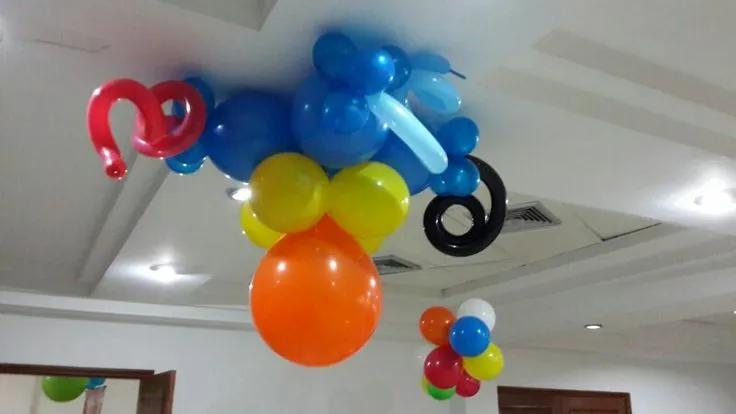 Arreglo de techo | Decoraciones con globos | Pinterest