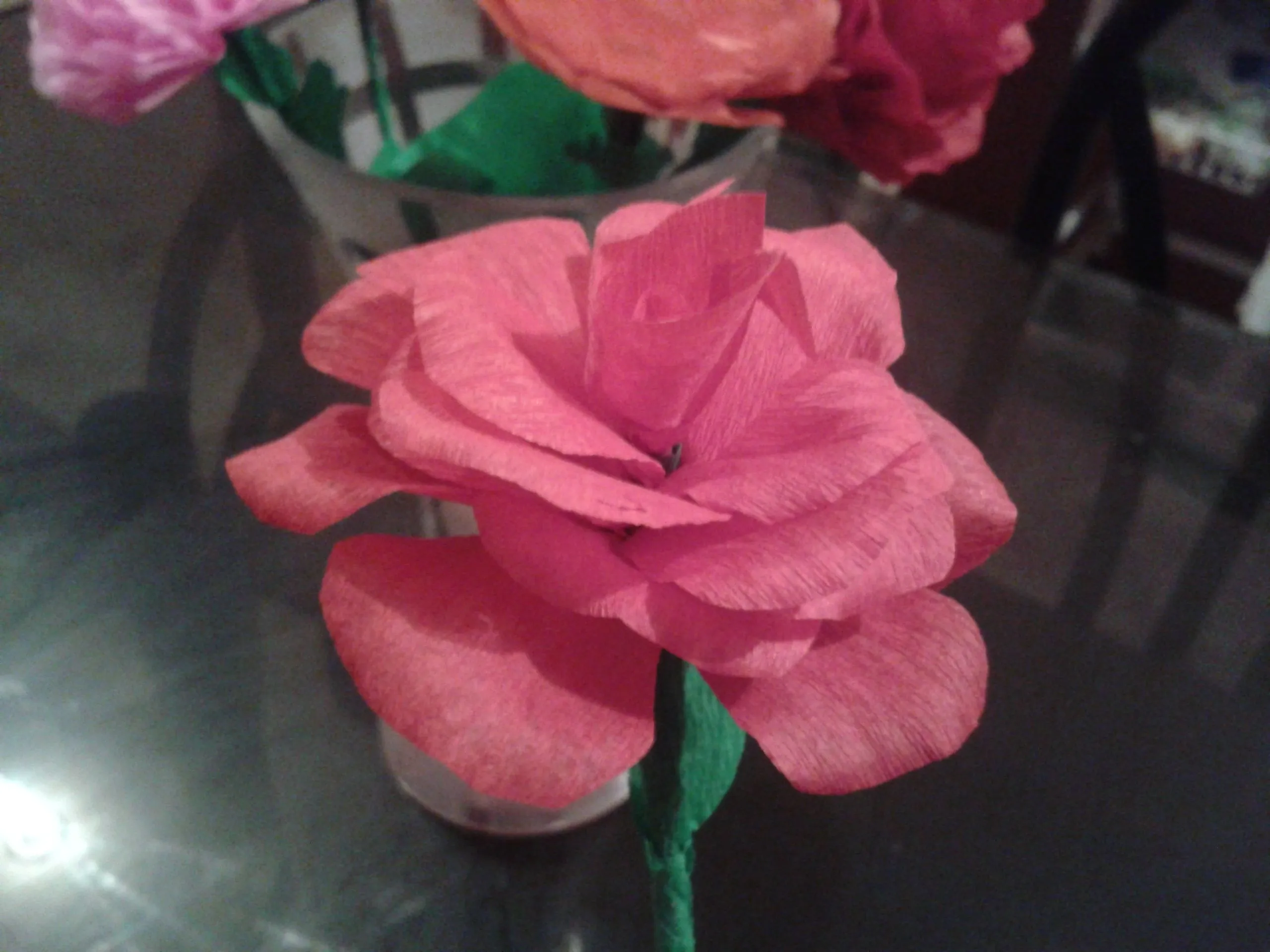 Como hacer Rosas en Papel Crepe | Ideas y Manualidades