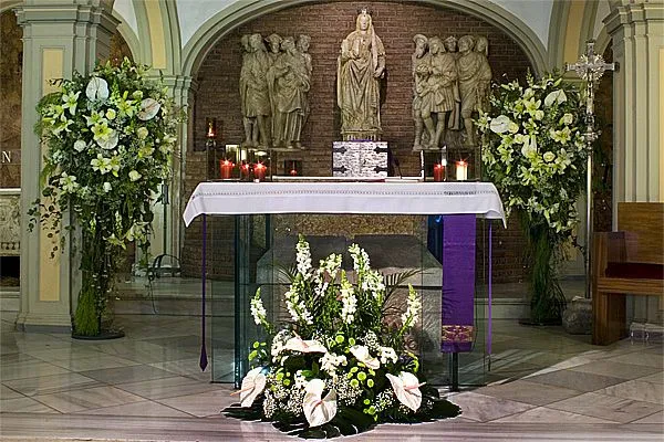 ALUZZA - Atmosferas que Iluminan: Decoración de la Iglesia para Boda