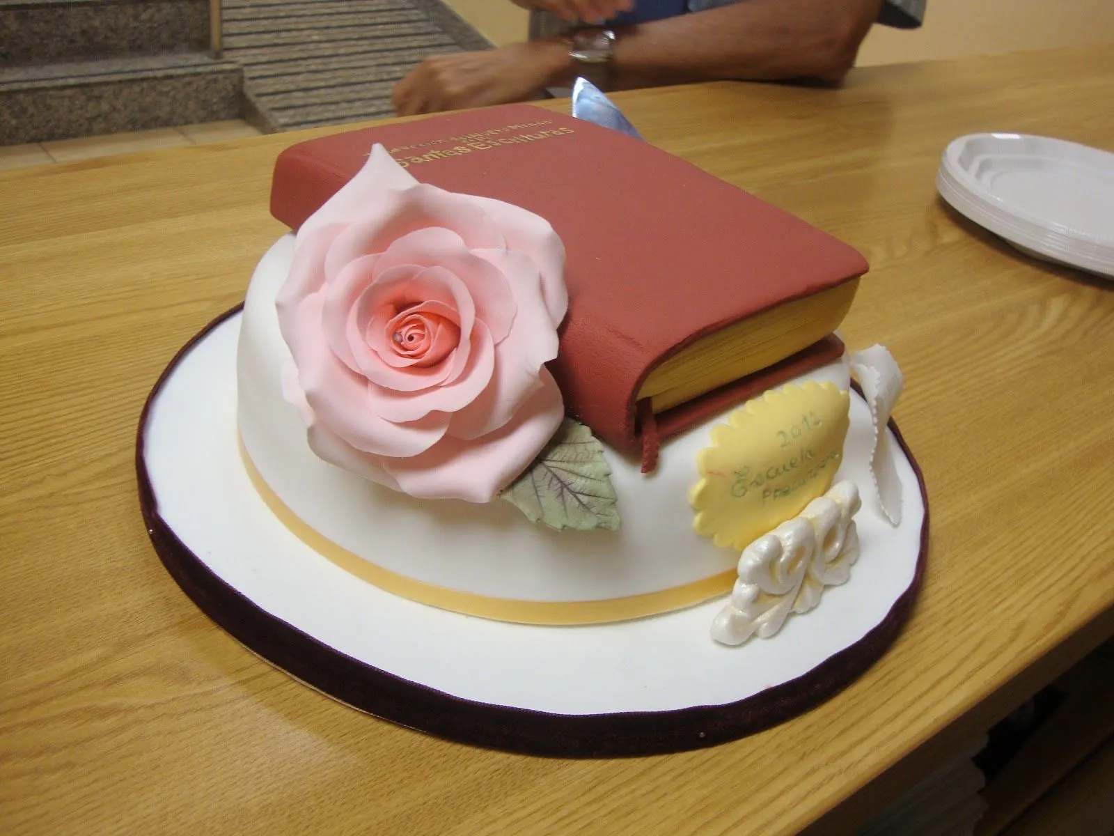 ART CARAL DISEÑO EN AZUCAR: TARTA DE BIBLIA Y ROSA EN FONDANT