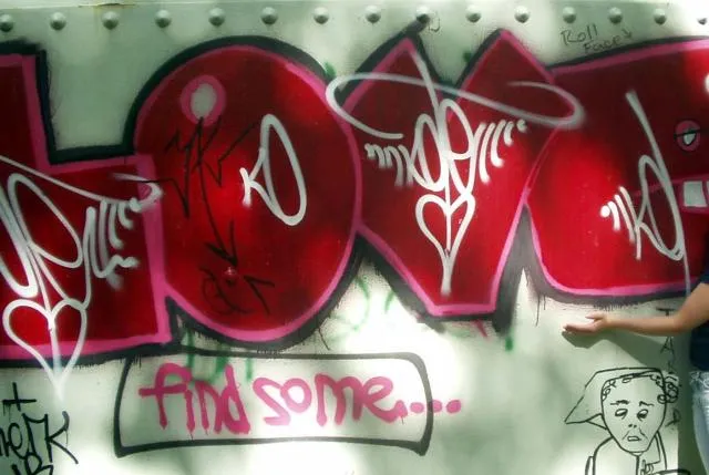 nuestro arte no cabe en sus museos: graffitis de AMOR