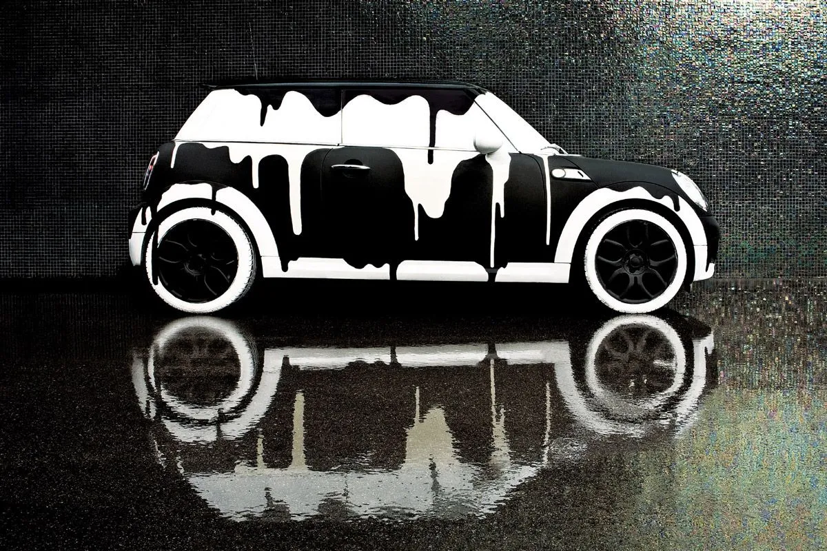 Arte urbano MINI blanco y negro | Noticias.coches.com