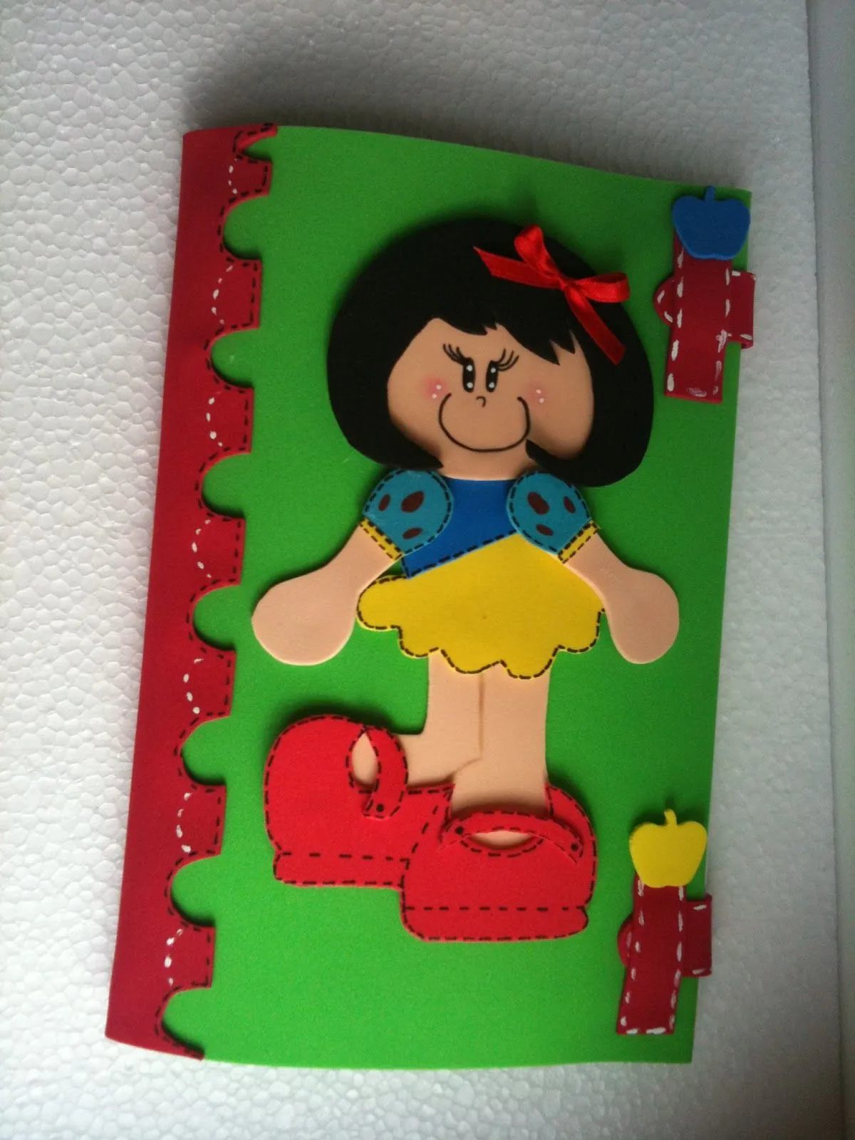 artesania en goma eva: forro para cuaderno Blancanieves