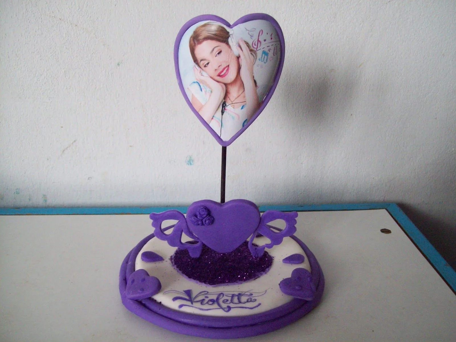 Artesanías en Porcelana fría ChulitaMora: Adorno de torta de Violetta