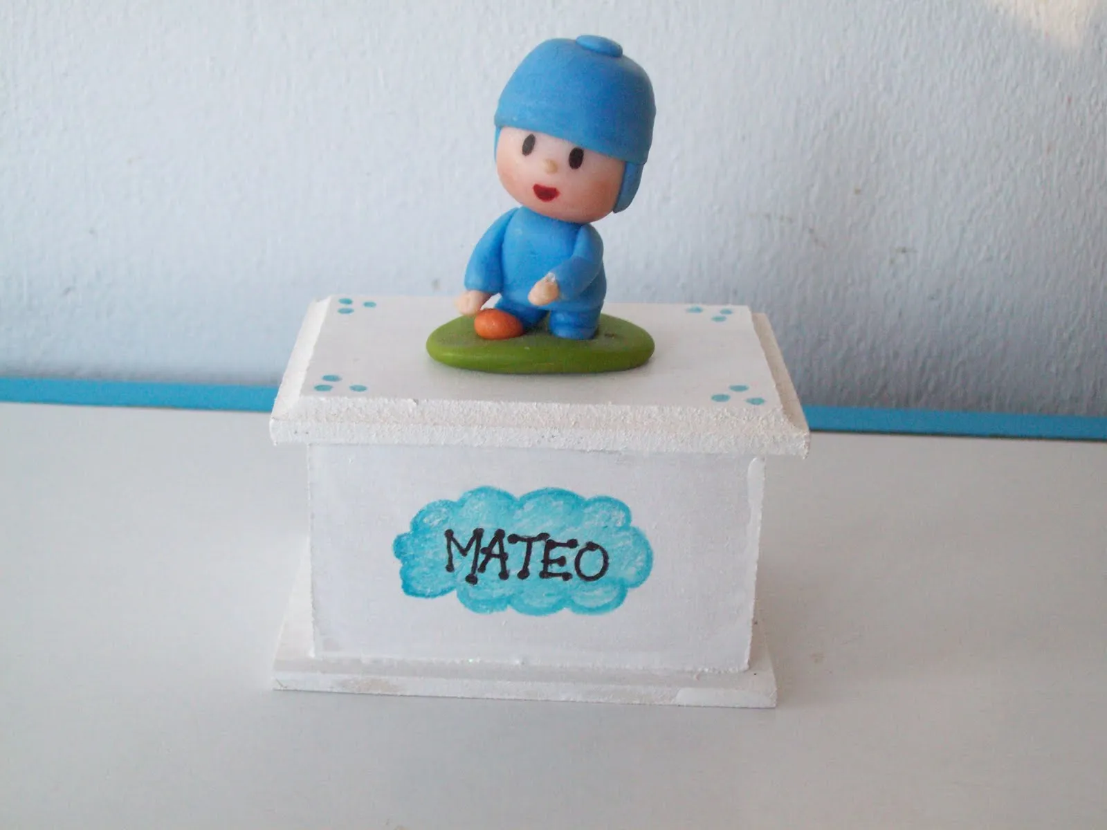 Artesanías en Porcelana fría ChulitaMora: Souvenir Cajita Pocoyo